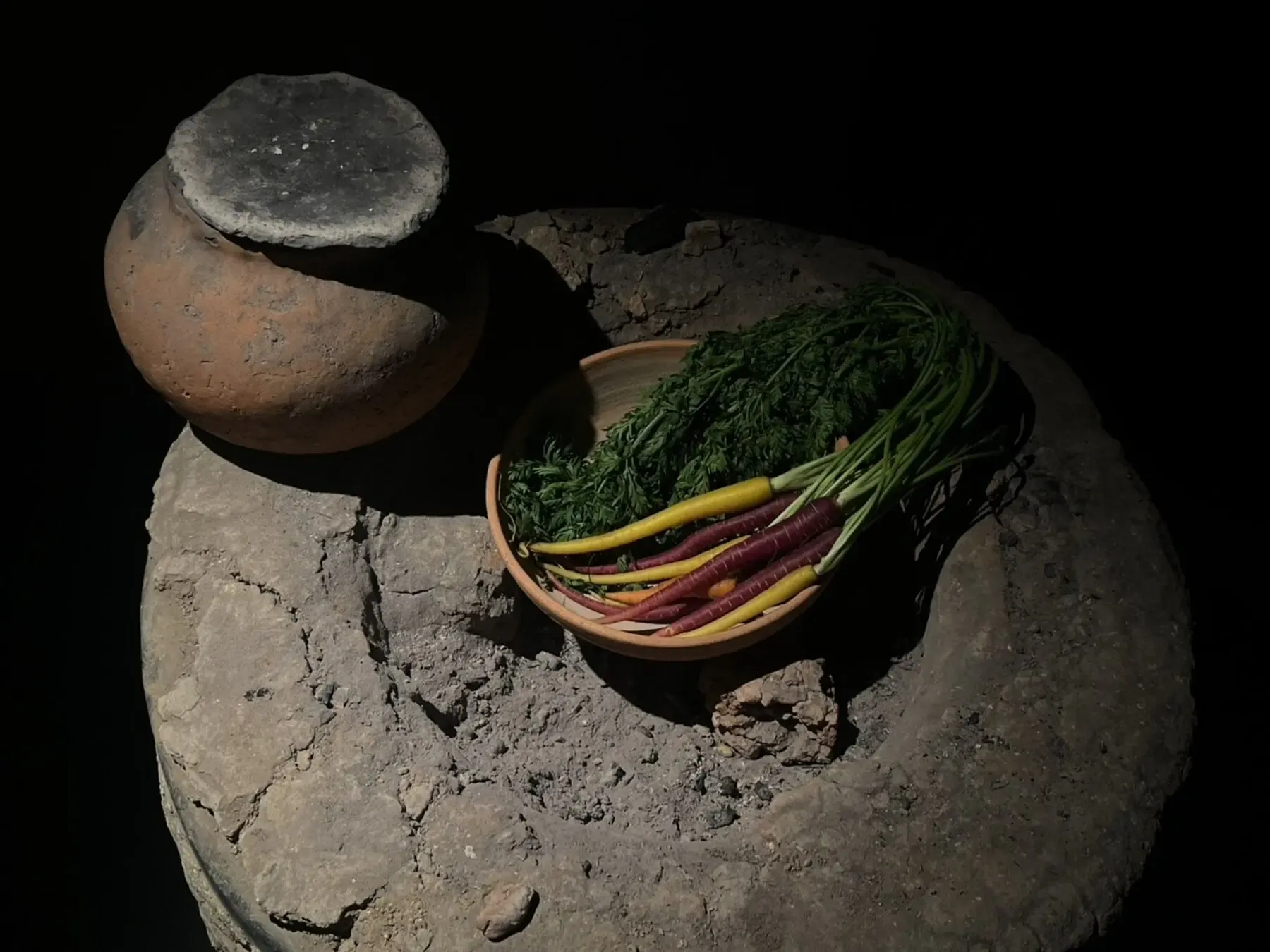 SAIMEの土器と器に盛った季節の野菜