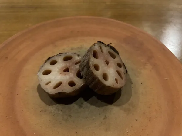 SAIMEの土器に盛りつけた蓮根